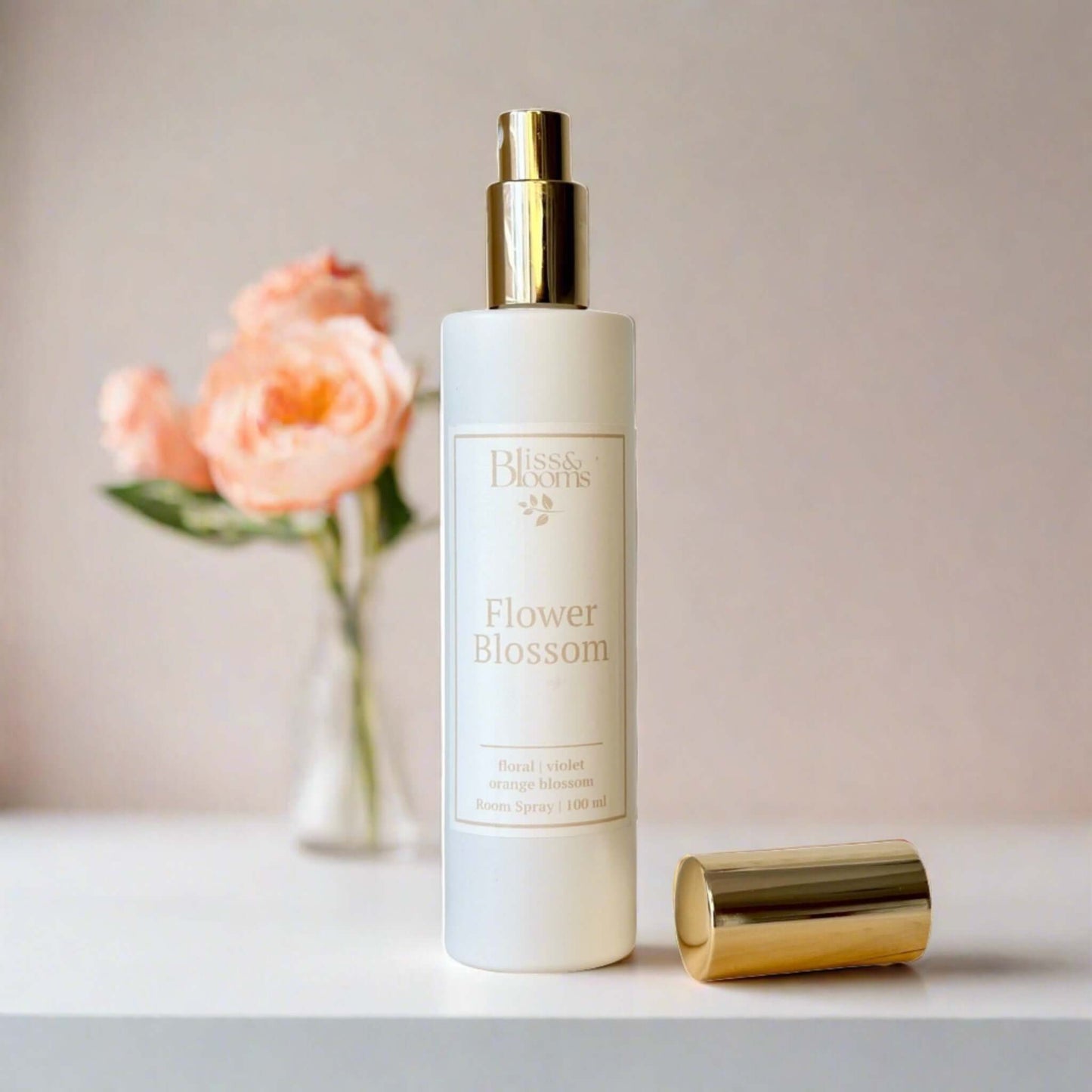 Flower Blossom - Experience a luxurious garden escape with this enchanting blend of delicate florals, embracing the aromatic aroma of orange blossom and silky musk transporting you to your own secret garden.Perfect for those seeking a high-quality luxury