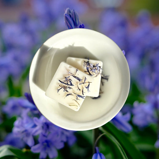 Bluebell scented wax melts with dried flower botanicals. Hand poured with rapeseed an coconut natural vegan wax.